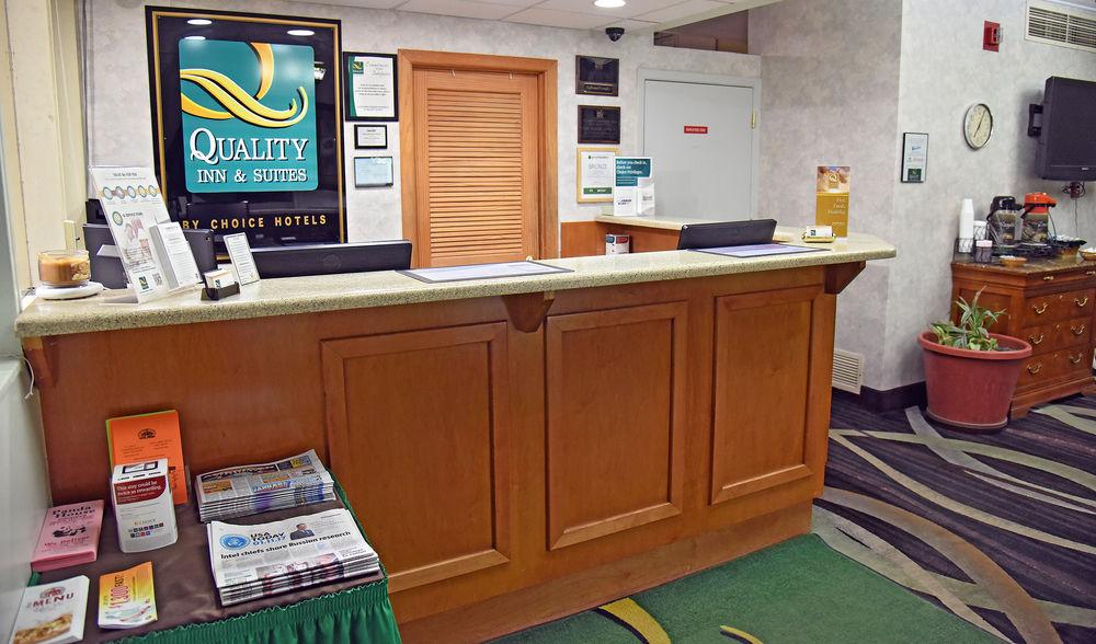Quality Inn & Suites Near I-480 And I-29 Каунсъл Блъфс Екстериор снимка