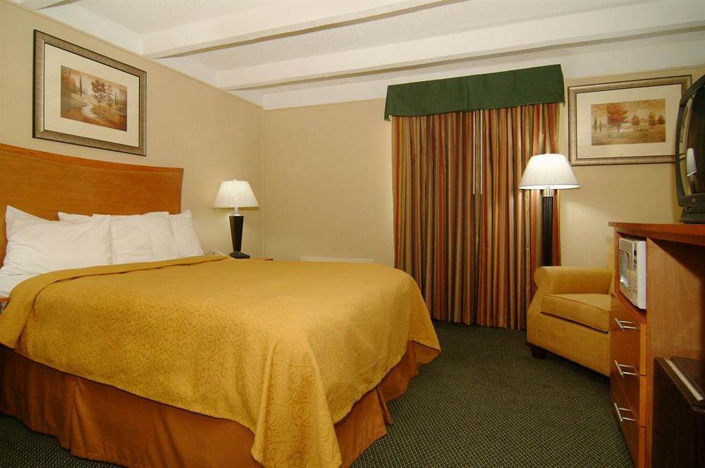 Quality Inn & Suites Near I-480 And I-29 Каунсъл Блъфс Екстериор снимка