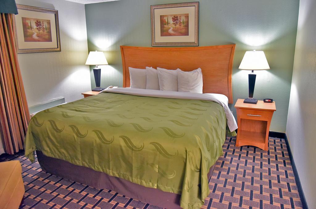 Quality Inn & Suites Near I-480 And I-29 Каунсъл Блъфс Екстериор снимка