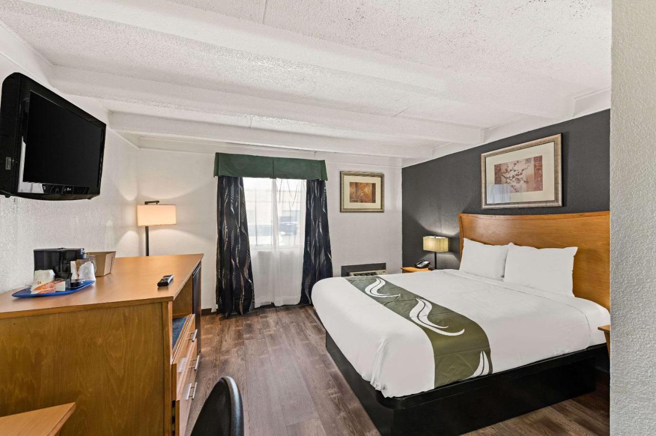 Quality Inn & Suites Near I-480 And I-29 Каунсъл Блъфс Екстериор снимка