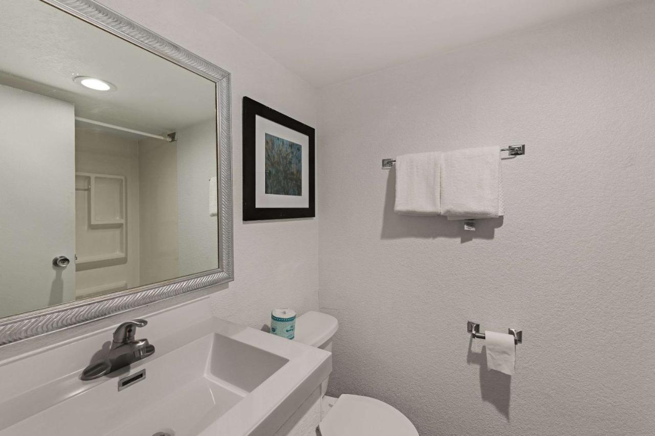 Quality Inn & Suites Near I-480 And I-29 Каунсъл Блъфс Екстериор снимка
