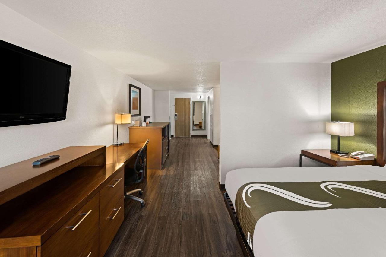 Quality Inn & Suites Near I-480 And I-29 Каунсъл Блъфс Екстериор снимка