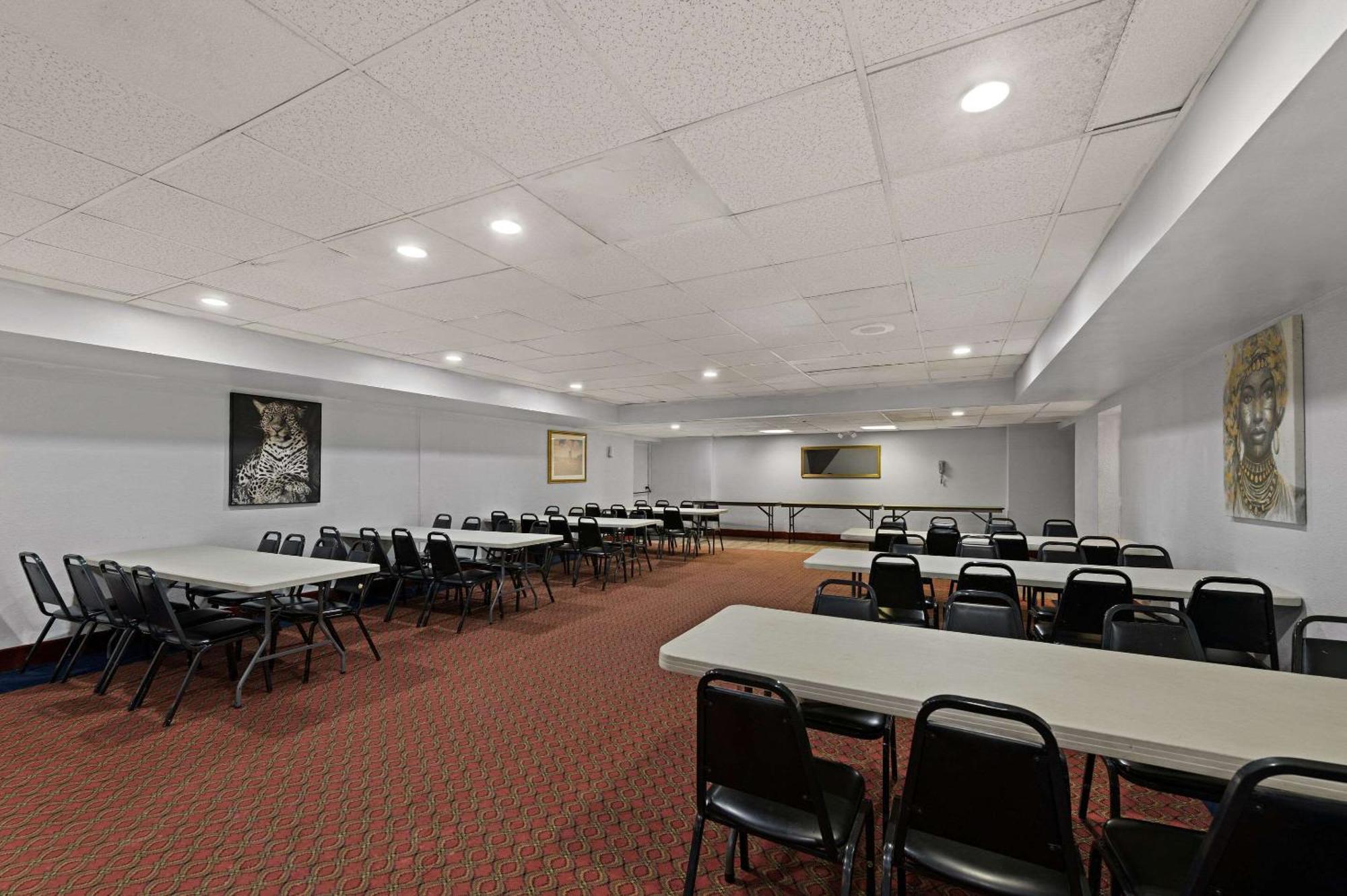 Quality Inn & Suites Near I-480 And I-29 Каунсъл Блъфс Екстериор снимка