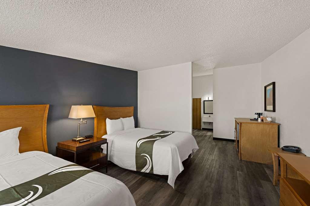Quality Inn & Suites Near I-480 And I-29 Каунсъл Блъфс Стая снимка