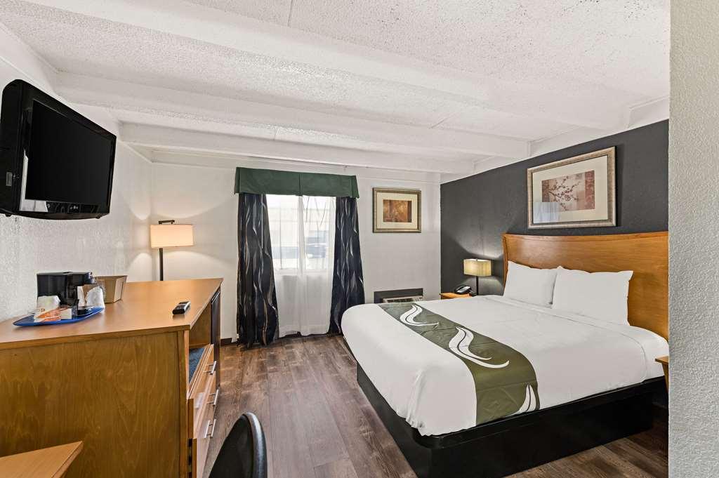 Quality Inn & Suites Near I-480 And I-29 Каунсъл Блъфс Стая снимка
