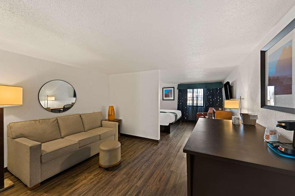 Quality Inn & Suites Near I-480 And I-29 Каунсъл Блъфс Стая снимка