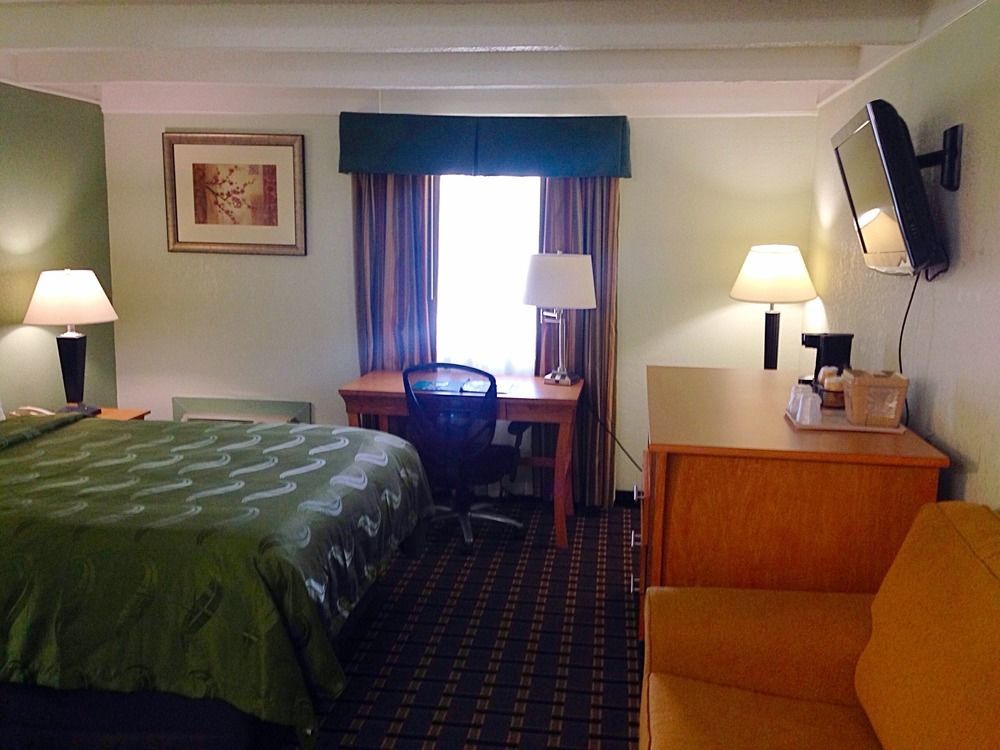 Quality Inn & Suites Near I-480 And I-29 Каунсъл Блъфс Екстериор снимка