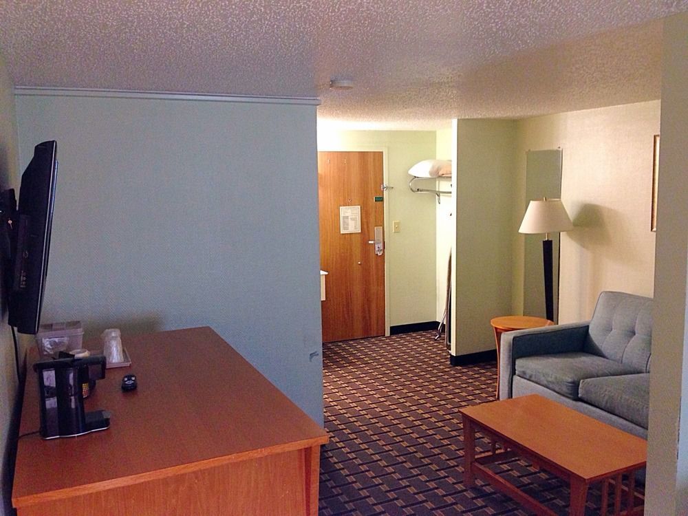 Quality Inn & Suites Near I-480 And I-29 Каунсъл Блъфс Екстериор снимка