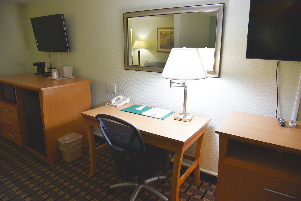 Quality Inn & Suites Near I-480 And I-29 Каунсъл Блъфс Екстериор снимка