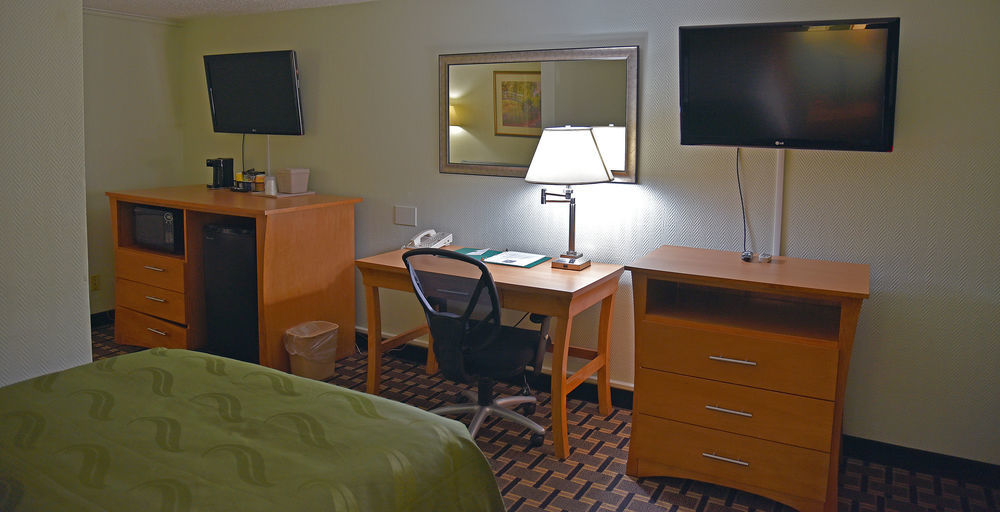 Quality Inn & Suites Near I-480 And I-29 Каунсъл Блъфс Екстериор снимка