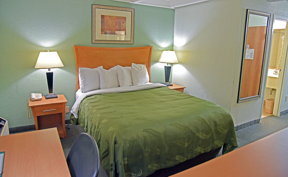 Quality Inn & Suites Near I-480 And I-29 Каунсъл Блъфс Екстериор снимка
