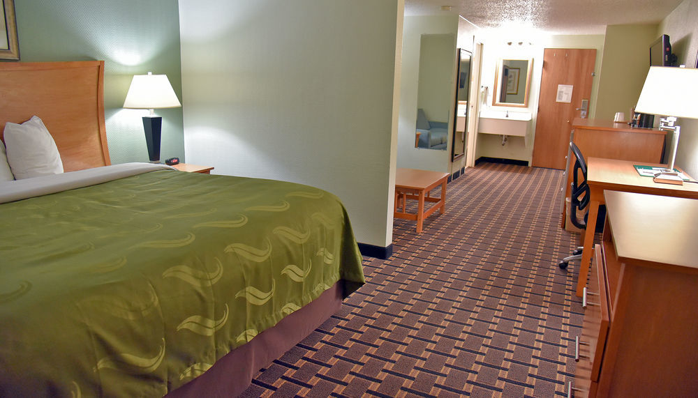 Quality Inn & Suites Near I-480 And I-29 Каунсъл Блъфс Екстериор снимка