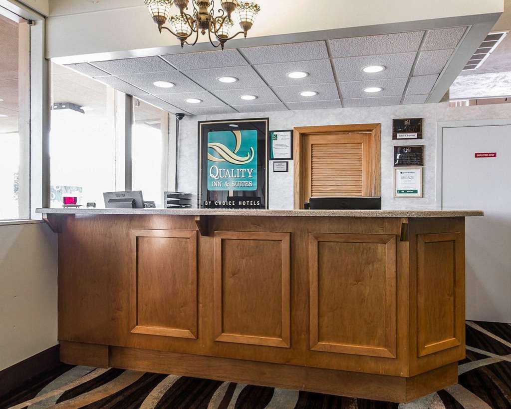 Quality Inn & Suites Near I-480 And I-29 Каунсъл Блъфс Интериор снимка
