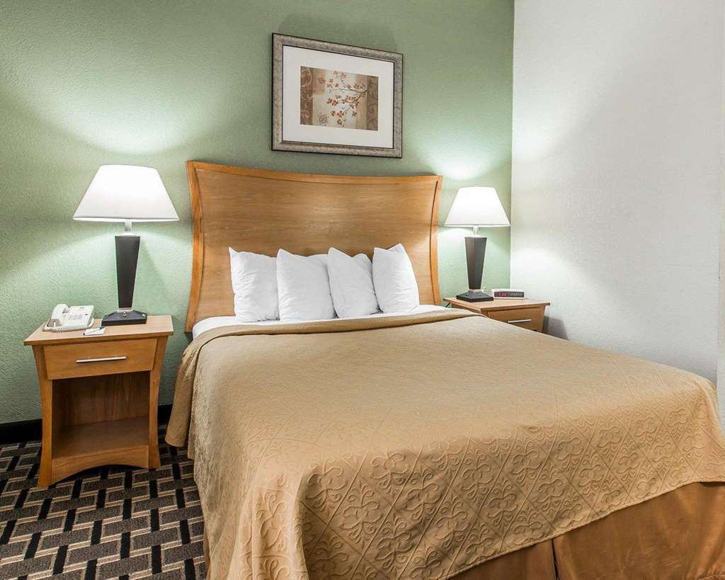 Quality Inn & Suites Near I-480 And I-29 Каунсъл Блъфс Стая снимка