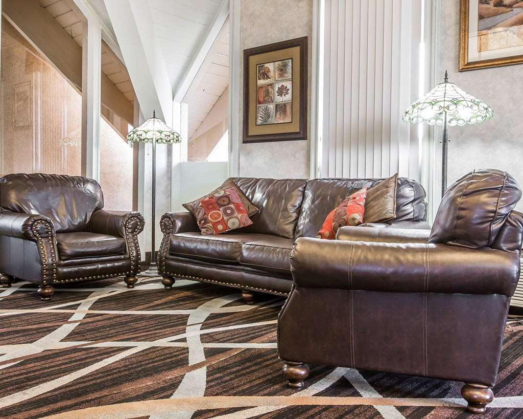 Quality Inn & Suites Near I-480 And I-29 Каунсъл Блъфс Интериор снимка