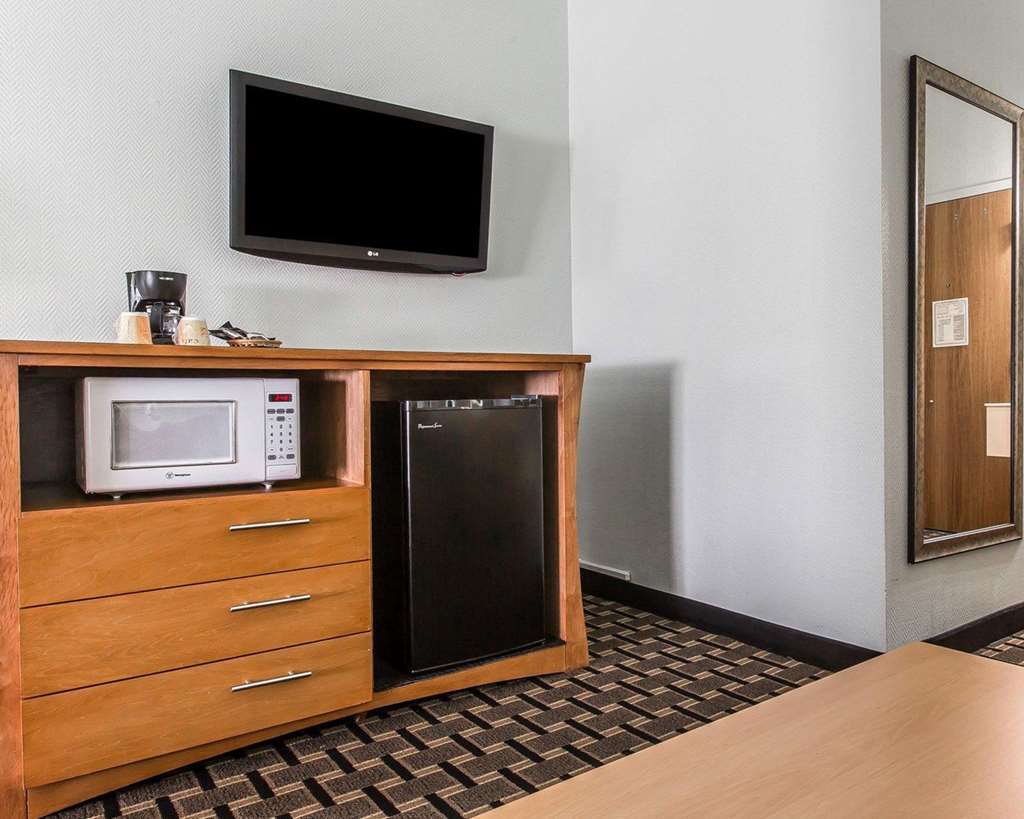 Quality Inn & Suites Near I-480 And I-29 Каунсъл Блъфс Стая снимка