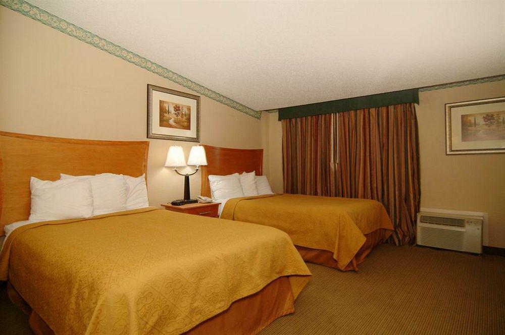 Quality Inn & Suites Near I-480 And I-29 Каунсъл Блъфс Екстериор снимка